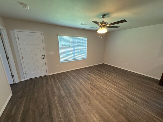 Building Photo - PRE-LEASING NOW | Pet-Friendly 3 Bed, 2 Bath Home in Springdale