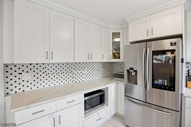 Building Photo - 82 Eaton Pl