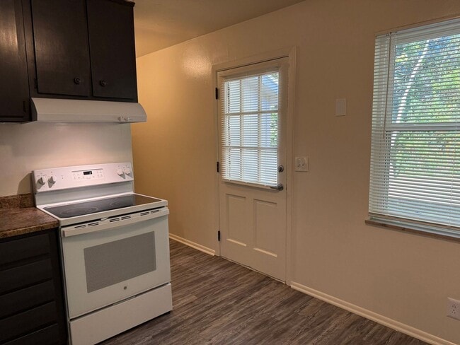 Building Photo - 1025 W Parkway Ave