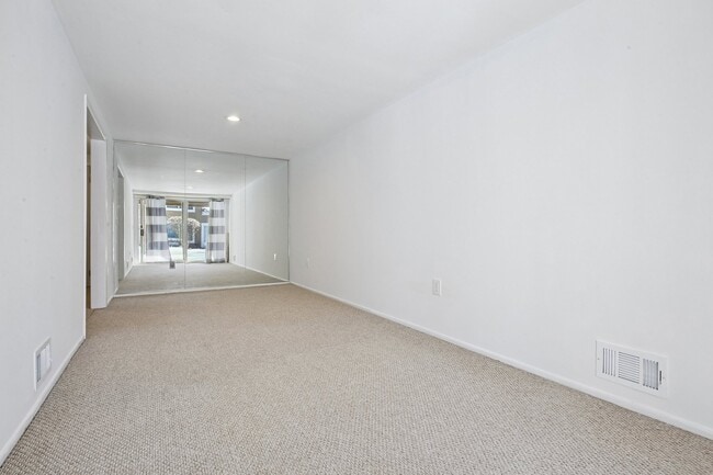 Building Photo - 13 Eton Ct