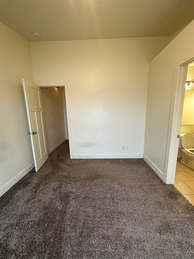 Building Photo - 2 bedroom, 2.5 bathroom townhome at Lincol...