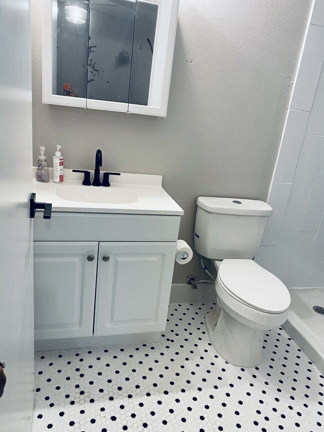 Master bath vanity - 1012 Glen Oaks Ct