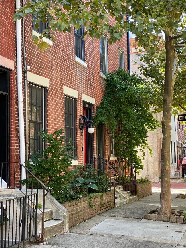 Building Photo - 624 Catharine St