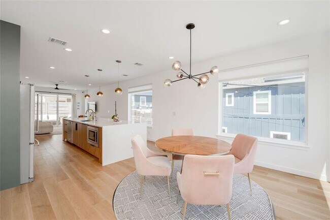 Building Photo - 1208 Luna St