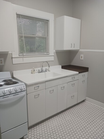 Charming vintage styled kitchen - 1202 W 3rd Ave