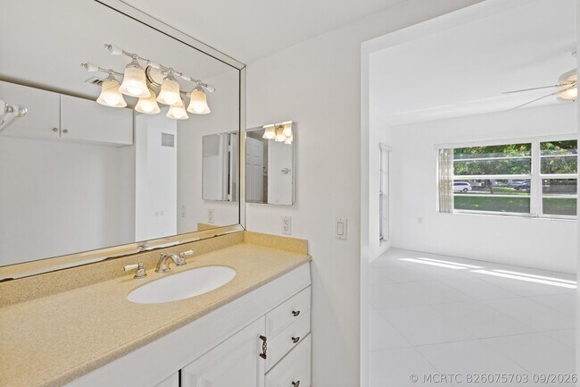 Building Photo - 1105 Bahama Bend