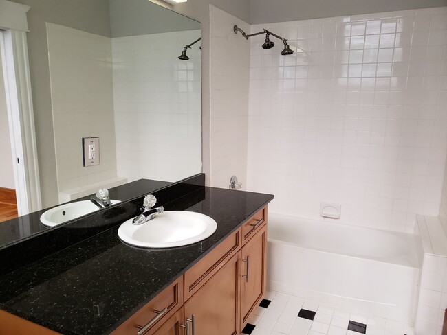 Building Photo - 2 BR/ 2BA Condo in Downtown Tampa