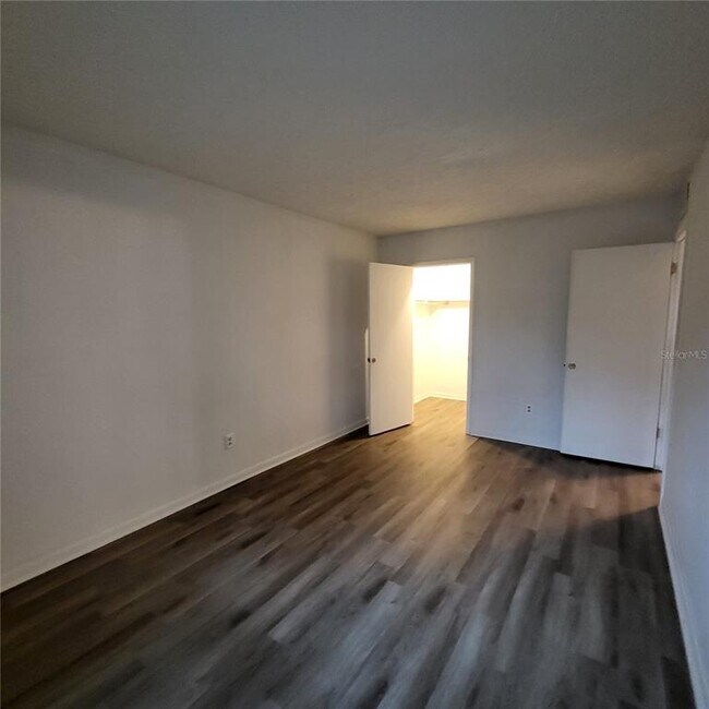Building Photo - 2525 W Bay Dr