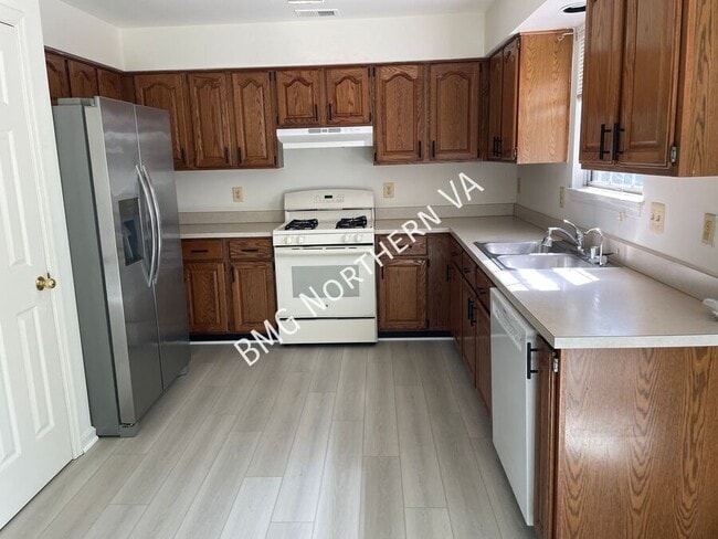 Building Photo - 865 Tall Oaks Square