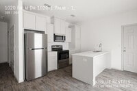 Building Photo - 1020 Palm Dr