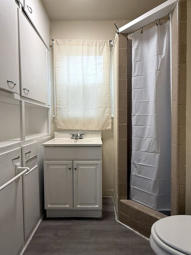 Building Photo - Sweet 2/1 Available NOW!!!