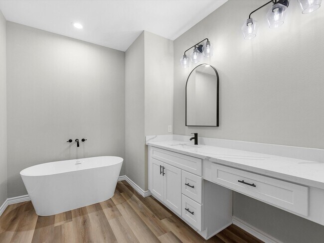 Building Photo - 1319 W Bell St