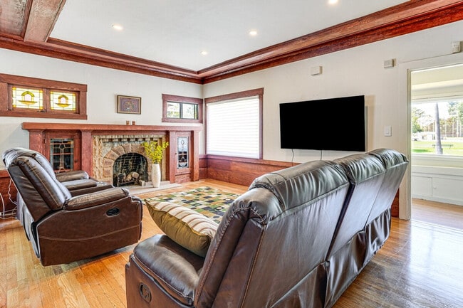 Building Photo - 1334 8th St