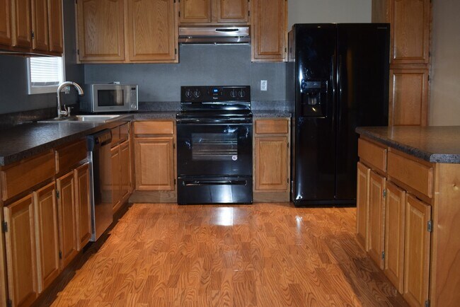 Building Photo - Beautiful 3 Bedroom, 2 Bathroom Home On Mi...
