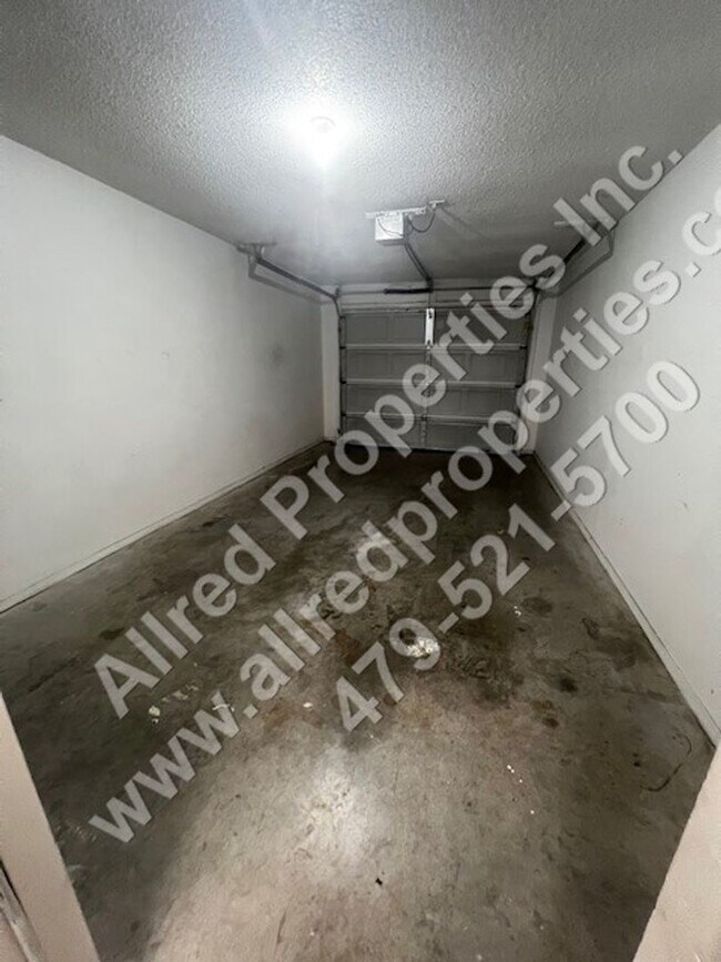 Building Photo - 2 Bedroom Duplex With NEW LVP Flooring In ...