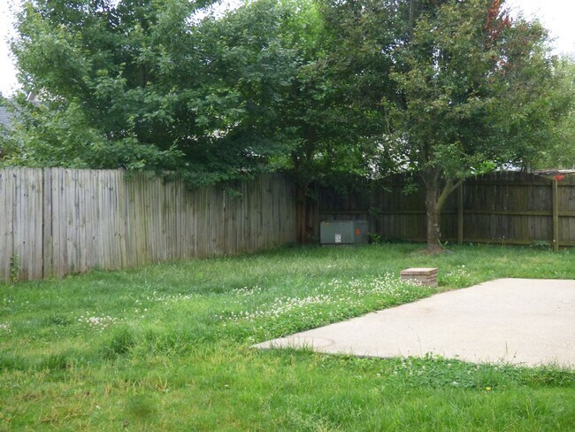 Building Photo - Lovely, Spacious 4 BR House! Vaulted Ceili...