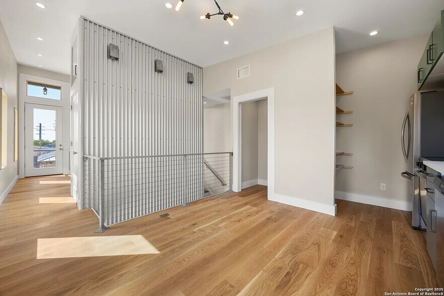 Building Photo - Room in Townhome on S Cherry St