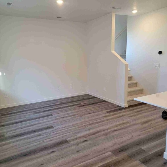 Building Photo - 323 Condor Wy