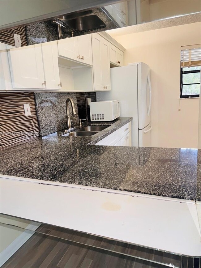 Building Photo - 4950 E Sabal Palm Blvd