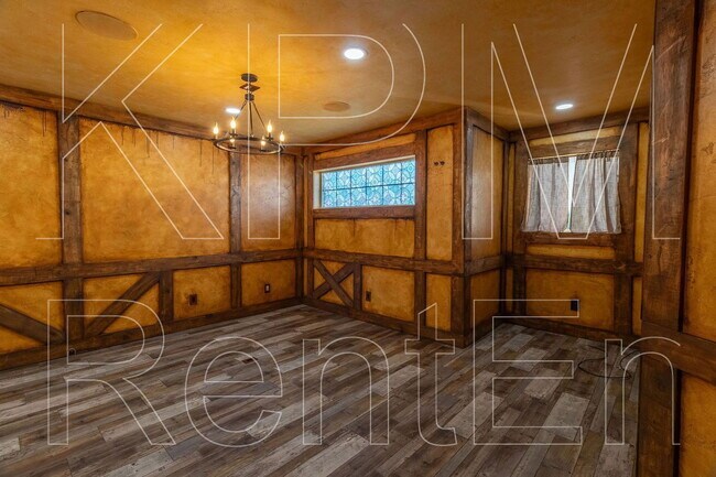 Building Photo - 6221 Crestview Cir