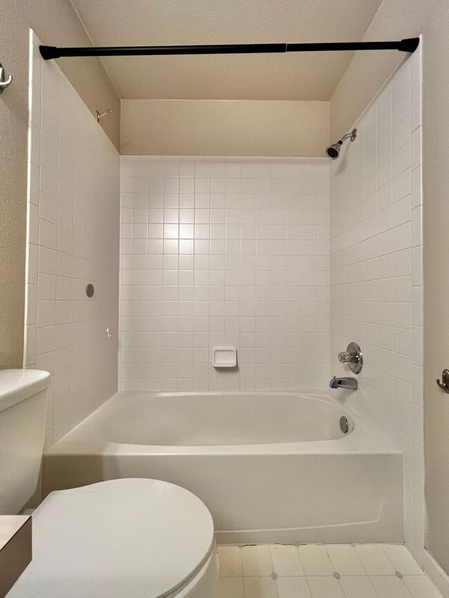 Building Photo - 3 Bed, 3 Bath House in Southeast Fort Coll...