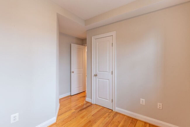 Building Photo - Charming One Bedroom w/ Den in Columbia He...