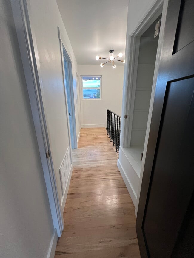 Building Photo - 214 W 7th St