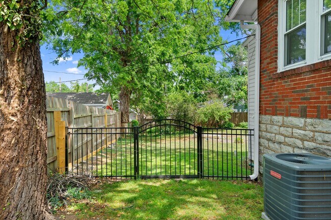 Building Photo - 2300 Ashwood Ave