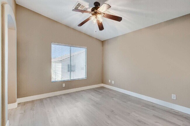 Building Photo - "Charming 2-Bedroom Townhouse Retreat with 2.5 Baths in South Henderson -with Backyard “