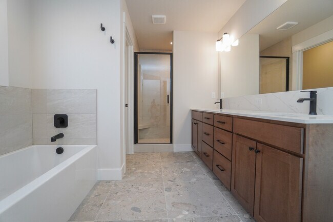 Building Photo - 150 N Edgewood Ln