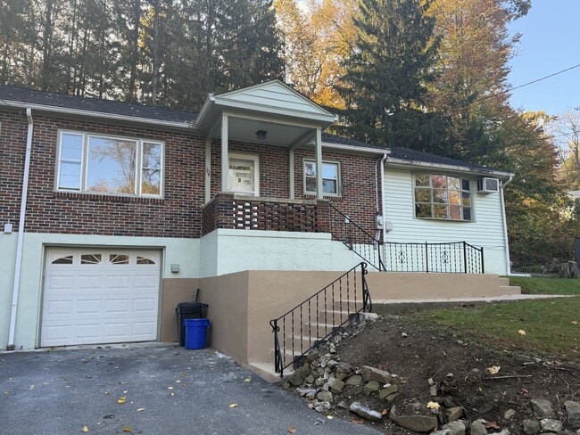 Primary Photo - 104 W Fairview St