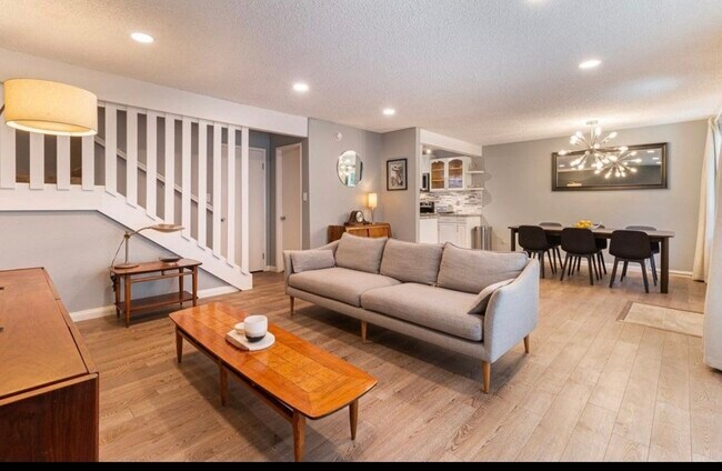 Building Photo - 336 Miraleste Dr