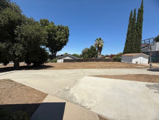 Building Photo - Charming 3 bedroom 2 bathroom in Yucaipa
