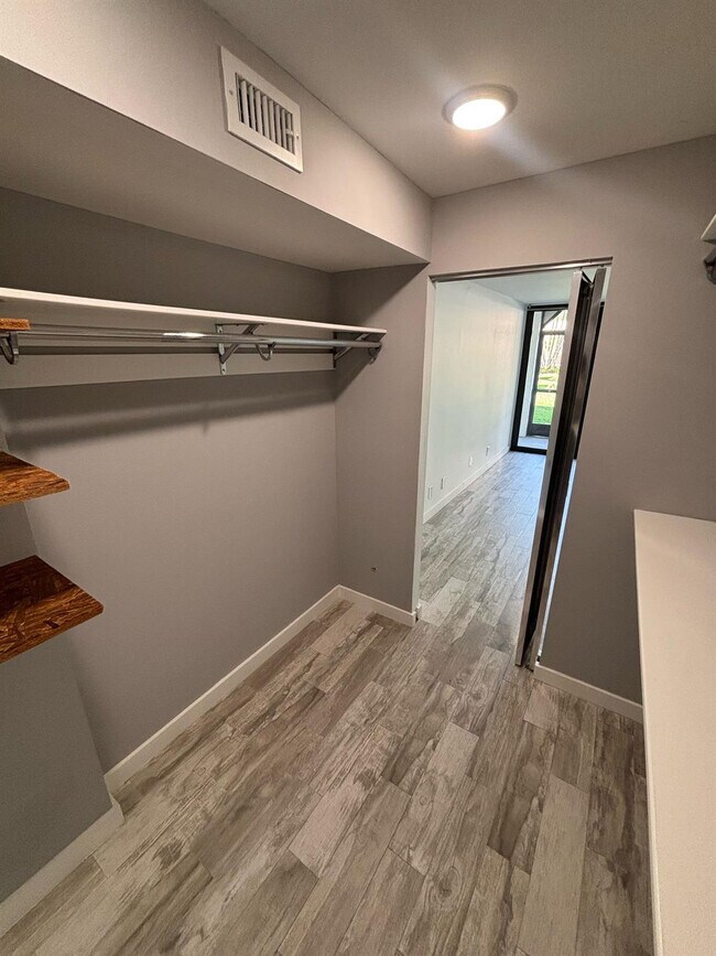 Building Photo - 1629 Riverview Rd