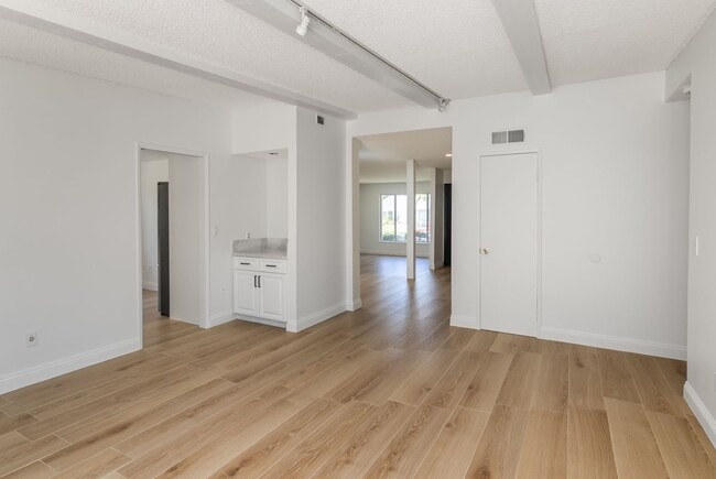 Building Photo - Spacious 3-Bedroom Home with Pool, Jacuzzi...