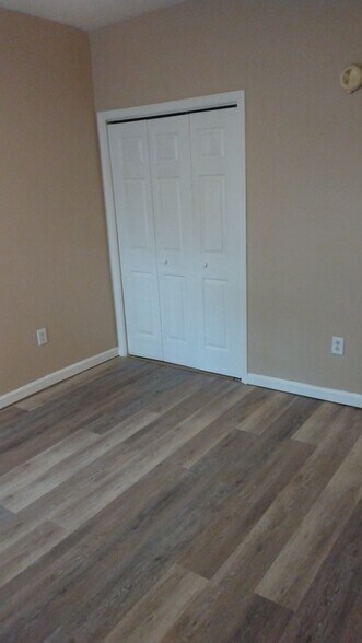 Building Photo - 620 River Oaks Dr