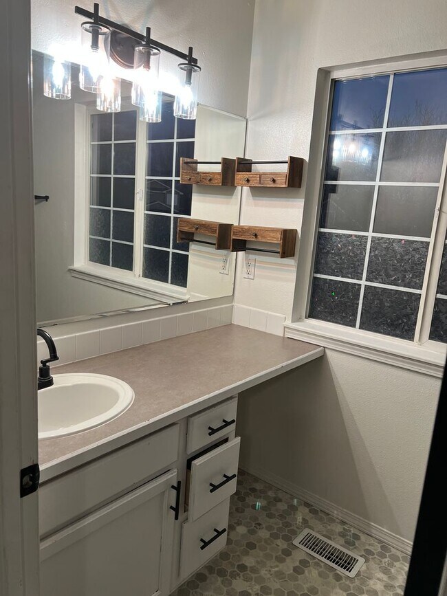 Building Photo - Welcome to this charming 3 bedroom, 2 bathroom home located in Nampa, ID.