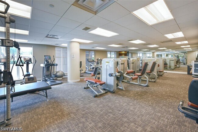 Building Photo - 8665 Bay Colony Dr