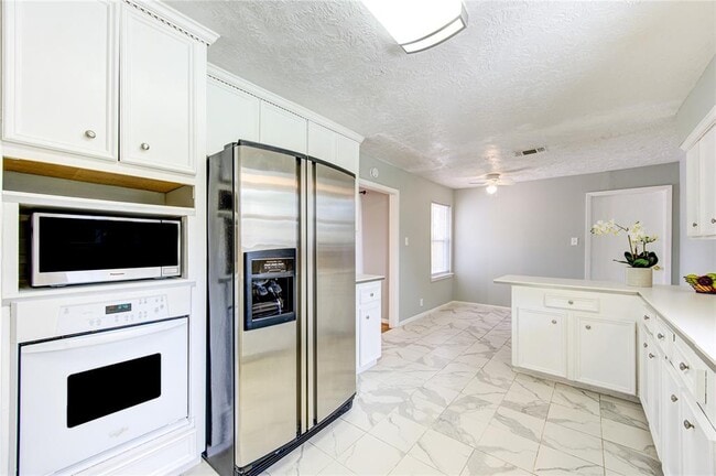Building Photo - 5025 Hazelton St