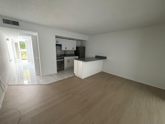 Building Photo - 1204 Bahama Bend