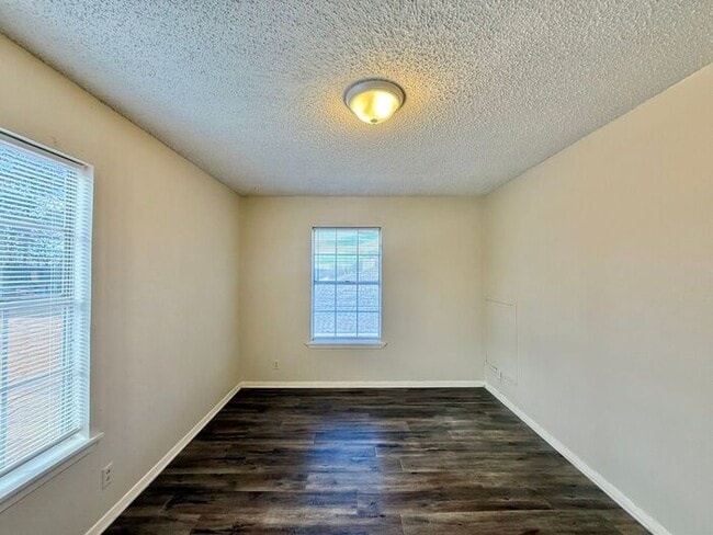 Building Photo - Tour Today! Spacious 3 Bed, 2.5 Bath Duplex