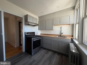 Building Photo - 522 Main St