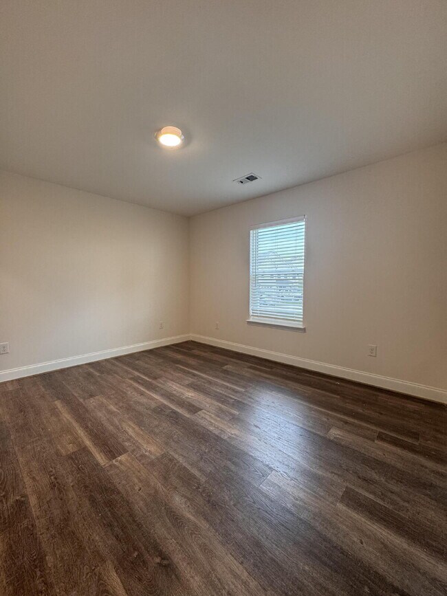 Building Photo - Modern 3-Bed, 2.5-Bath Home in Travelers R...