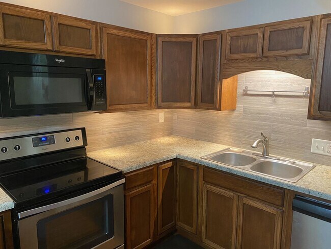 Building Photo - 2 Bedroom Home Quick access to KU MED