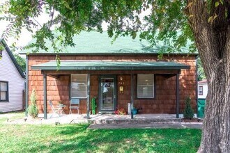 Building Photo - 2 bedrooms upstairs, 1 downstairs 1 bath c...