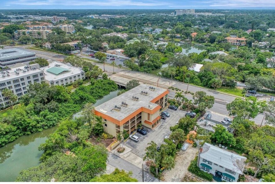 Building Photo - 1650 Pine Tree Ln