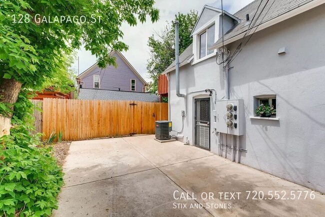 Building Photo - 128 Galapago St