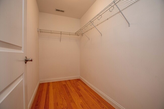 Building Photo - 8 Summer Hill Cir