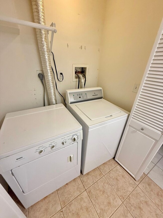 Building Photo - Stylish 3-Bed, 2-Bath Home in the Heart of...