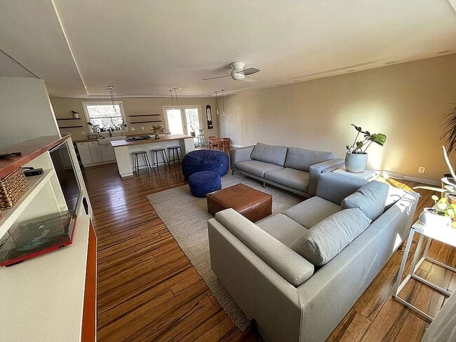 Building Photo - 4 bed/3bath-University Elementary School/I...